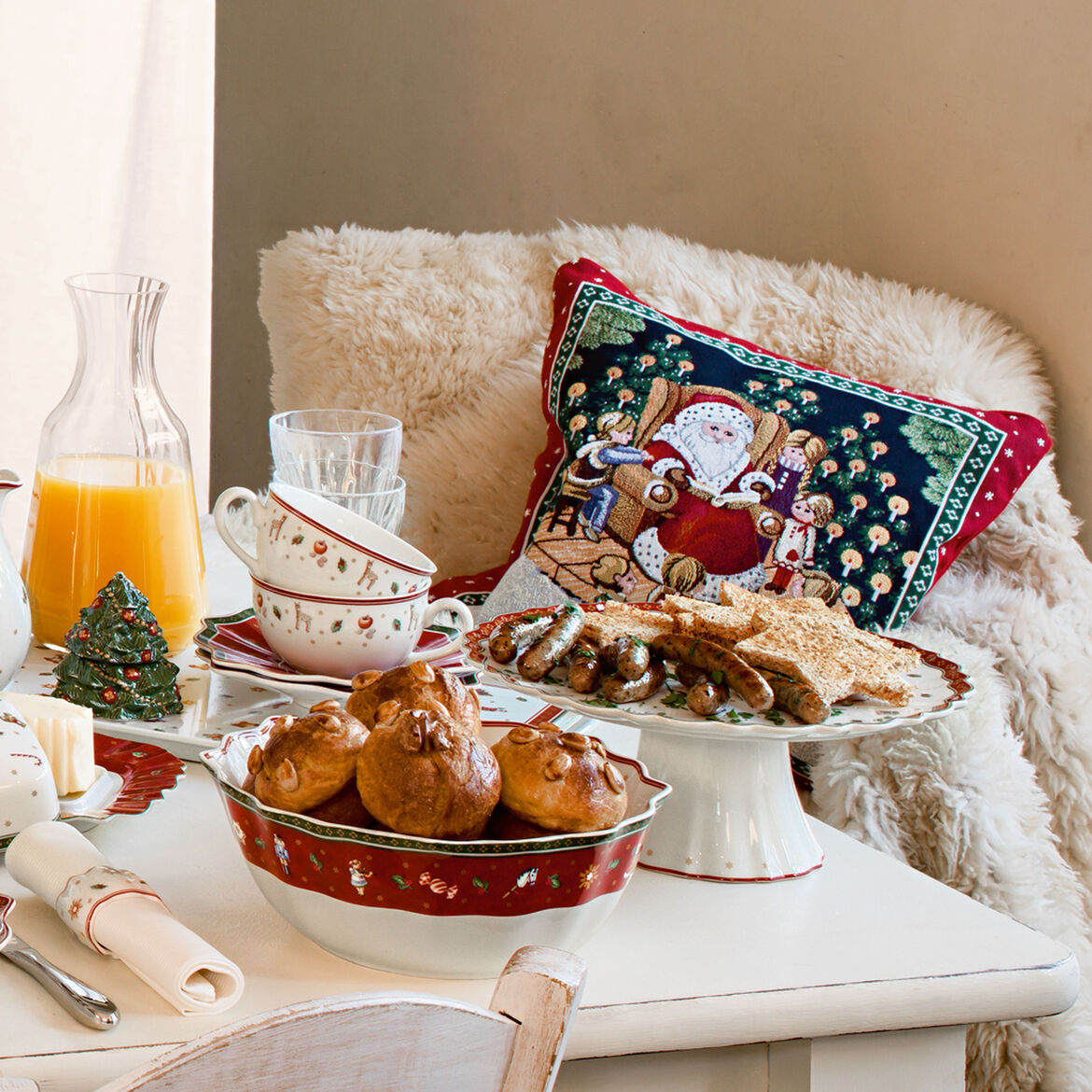 VILLEROY & BOCH - Toy's Delight Cake Plate with Raised Foot Panettone Christmas