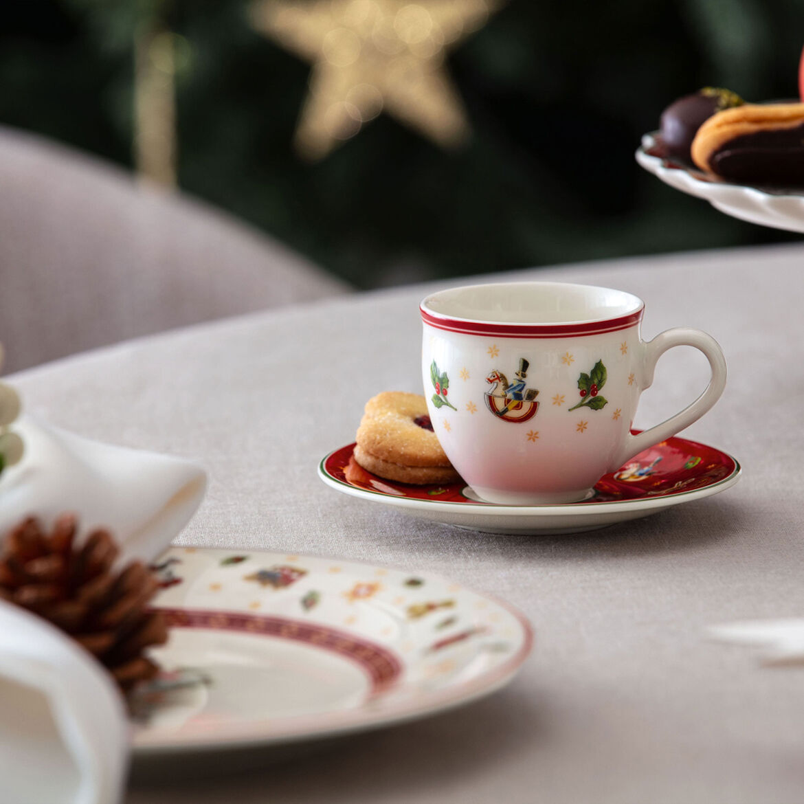 VILLEROY & BOCH Toy's Delight Specials Tazza Caffè Moka Espresso 70ml con Piattino Rosso 12cm Tavola di Natale