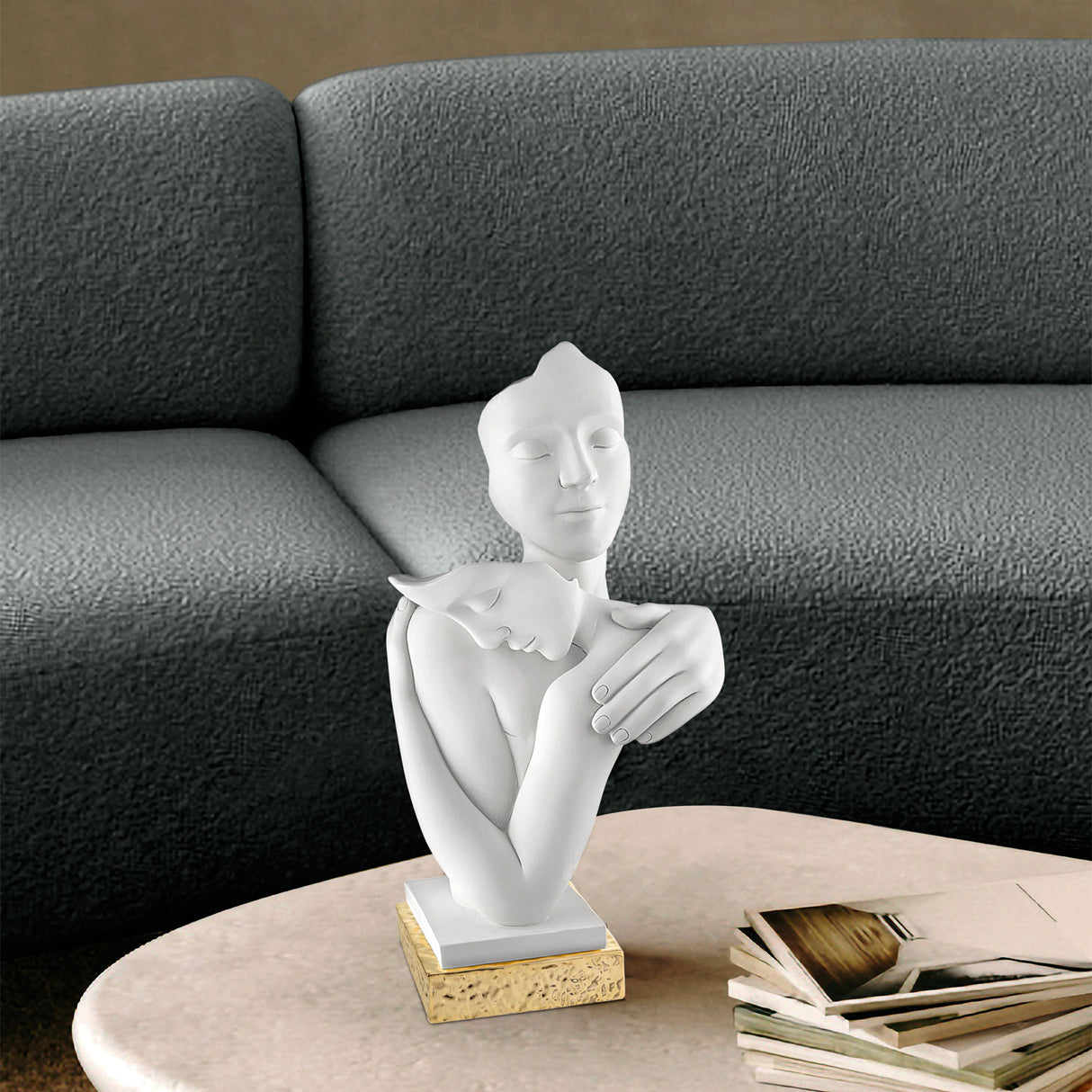 Scultura Abbraccio Bongelli Preziosi in marmorino con base oro 19 cm