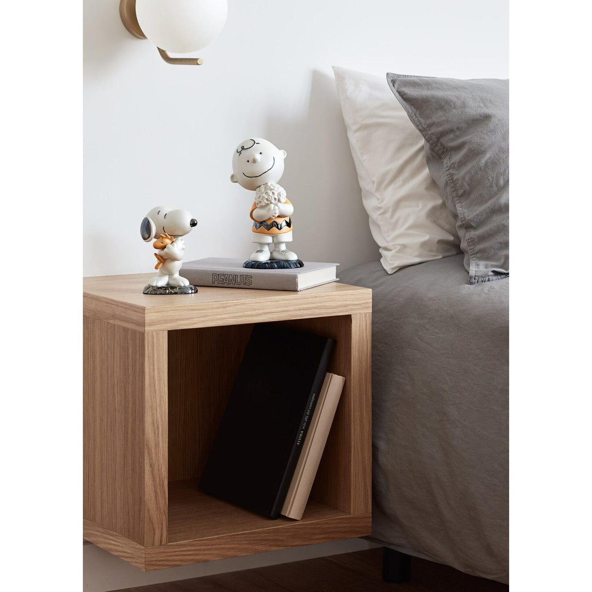LLADRO' Figurina Charlie Brown™ 22x10cm Porcellana