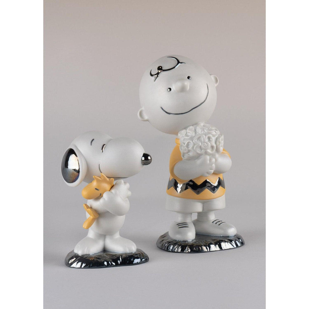 LLADRO' Figurina Charlie Brown™ 22x10cm Porcellana