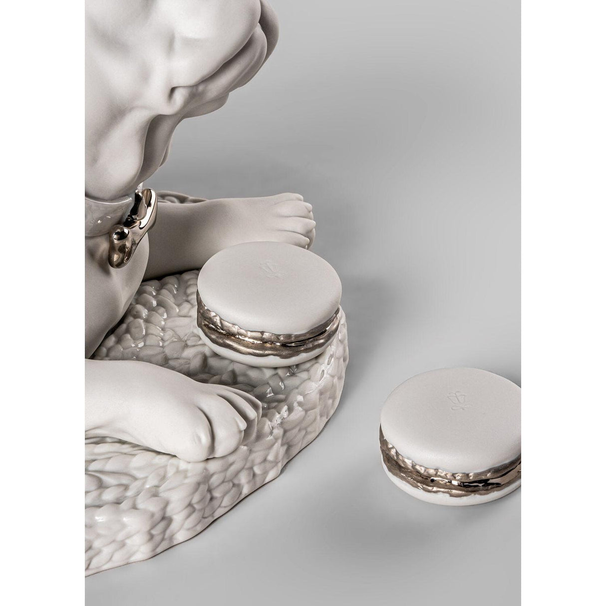 Lladró Scultura Bulldog Francese con Macarons Re Deco 24x29cm Porcellana