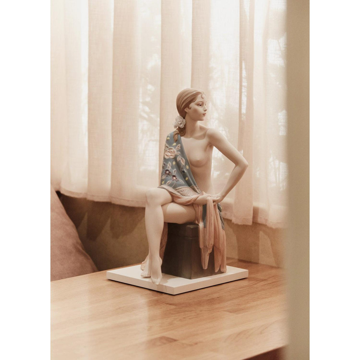 LLADRO' Scultura Nudo con Scialle Metallizzato 44x30cm Porcellana