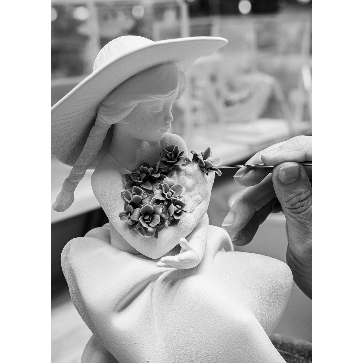 Lladró Figurina Bimba con Fiori 20x16cm Porcellana