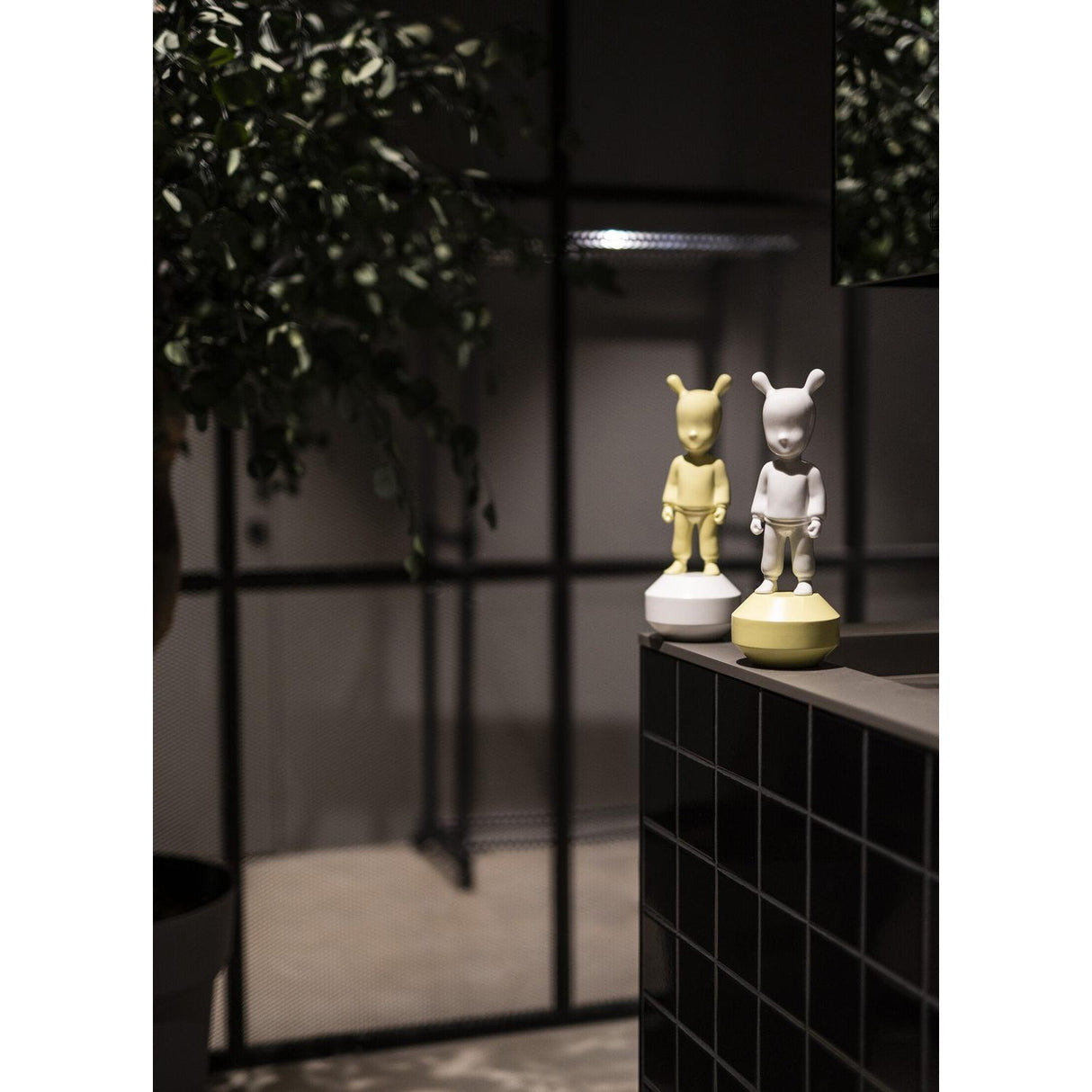 Lladró Figurina The Yellow Guest Modello Piccolo 30x11cm Porcellana