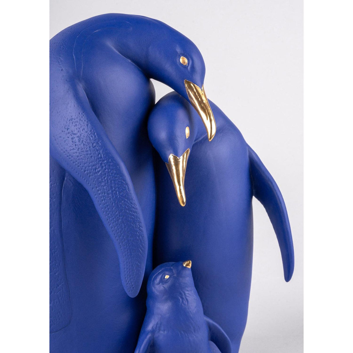 Lladró Scultura Famiglia di Pinguini Blu Oro Serie Limitata 25x16cm Porcellana