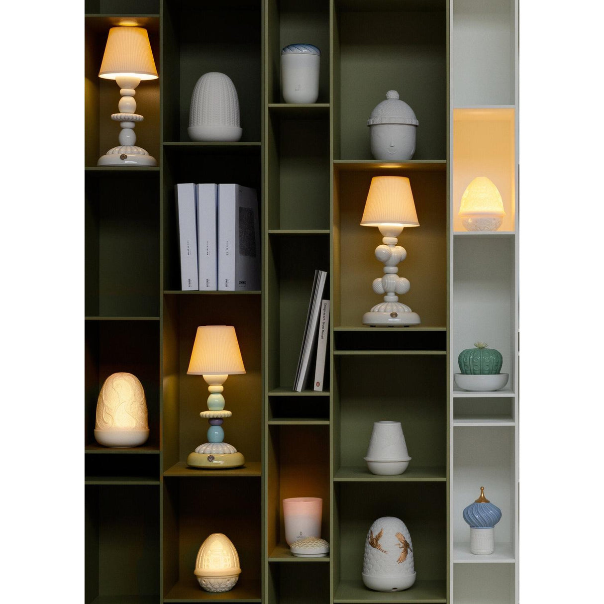 LLADRO' Lampada da Tavolo Firefly Lotus Bianco 28x12cm Porcellana