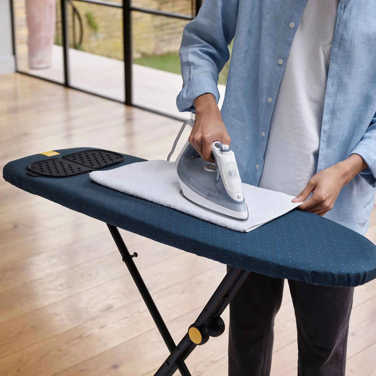JOSEPH JOSEPH Glide Plus Ironing Board 110x33cm Advance Blue with Steam Iron Rest