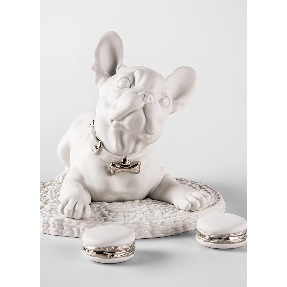 LLADRO' Scultura Bulldog Francese con Macarons Re Deco 24x29cm Porcellana