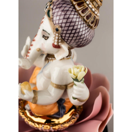 Lladró Figurina Ganesha con Loto 19x13cm Porcellana