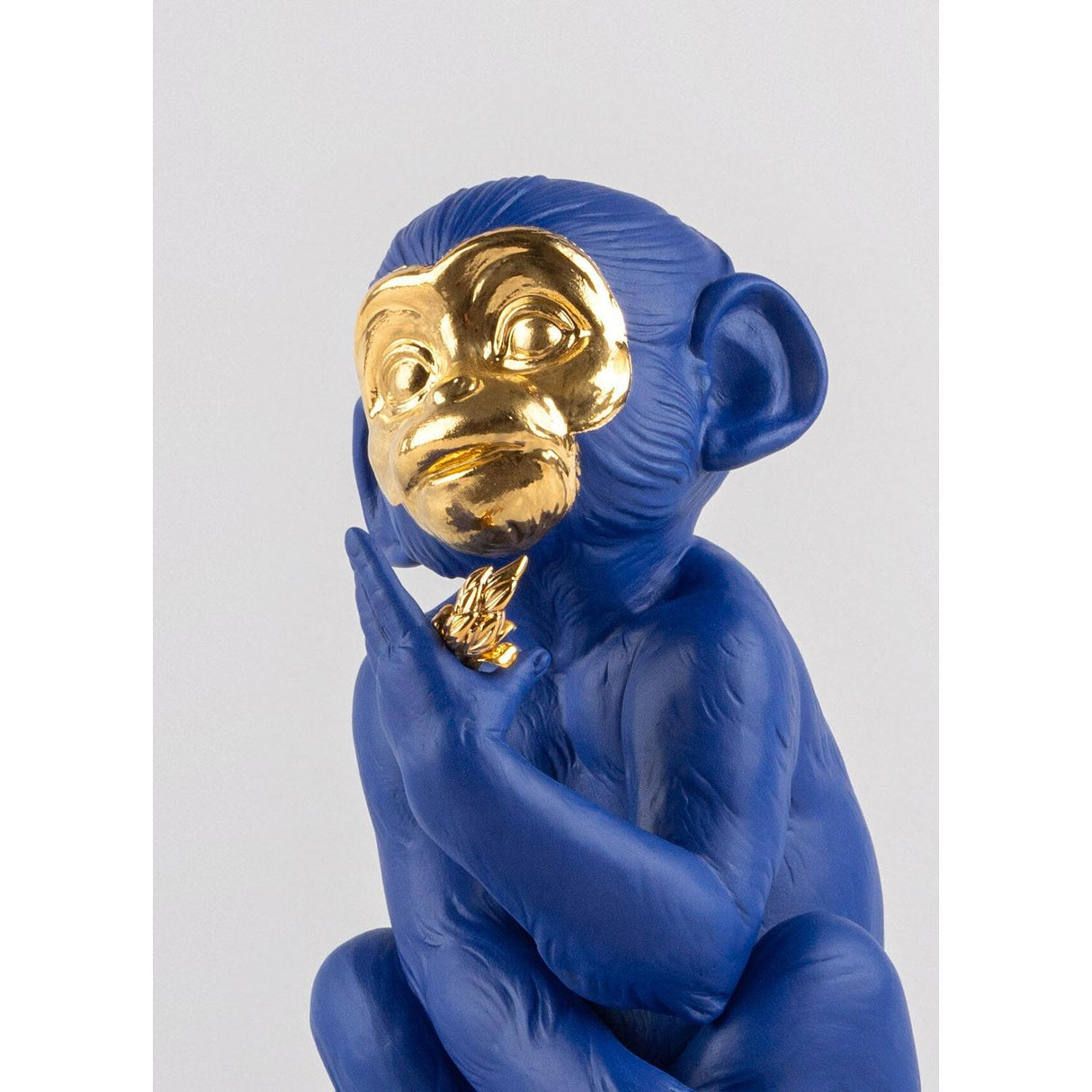 Lladró Scultura Piccola Scimmia Blu Oro Serie Limitata 23x17cm Porcellana