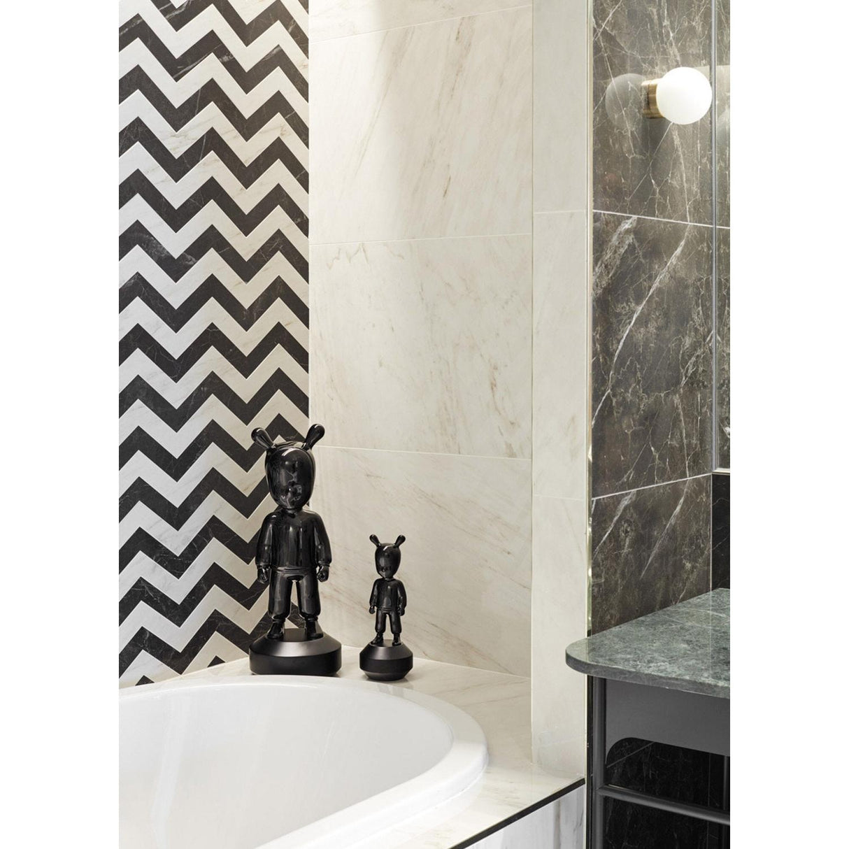 LLADRO' Figurina The Black Guest Modello Grande 52x19cm Porcellana