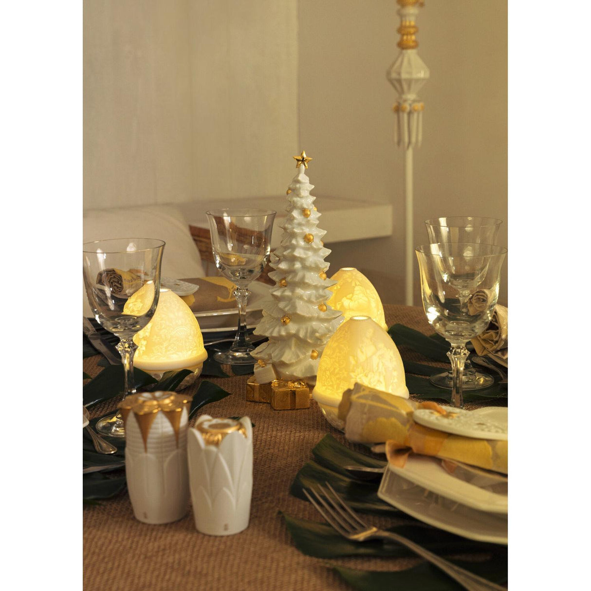 Lladró Figurina Albero di Natale con Regali Lustro Oro 26x11cm Porcellana