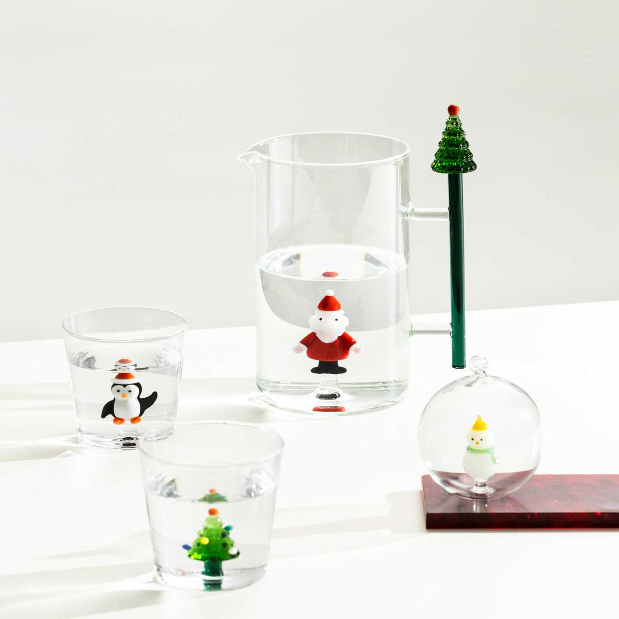 ICHENDORF Christmas Tales Brocca Manico Albero di Natale e Babbo Natale 1,5L Vetro Borosilicato