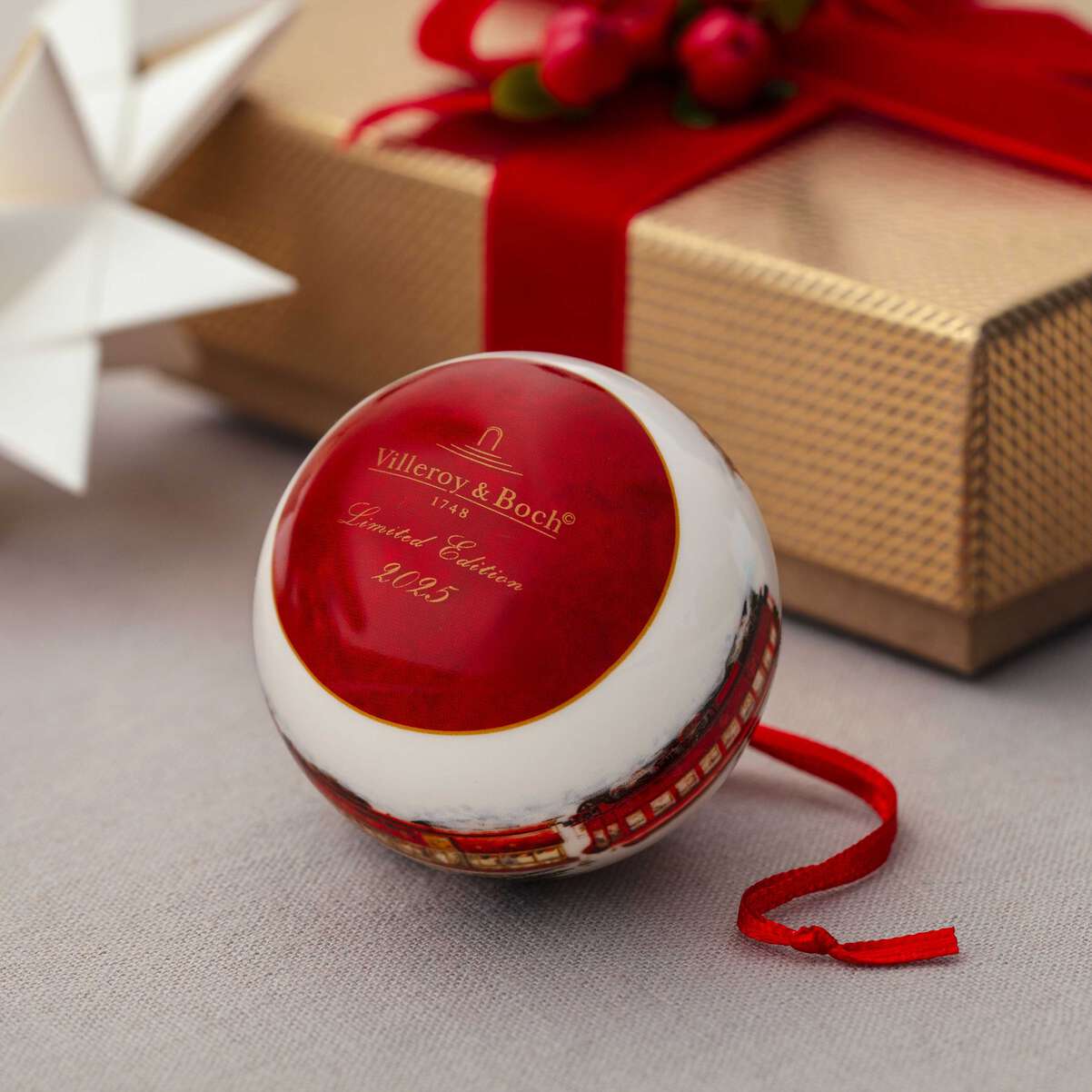 VILLEROY & BOCH Annual Christmas Edition 2025 Pallina di Natale 6,5x8cm Porcellana