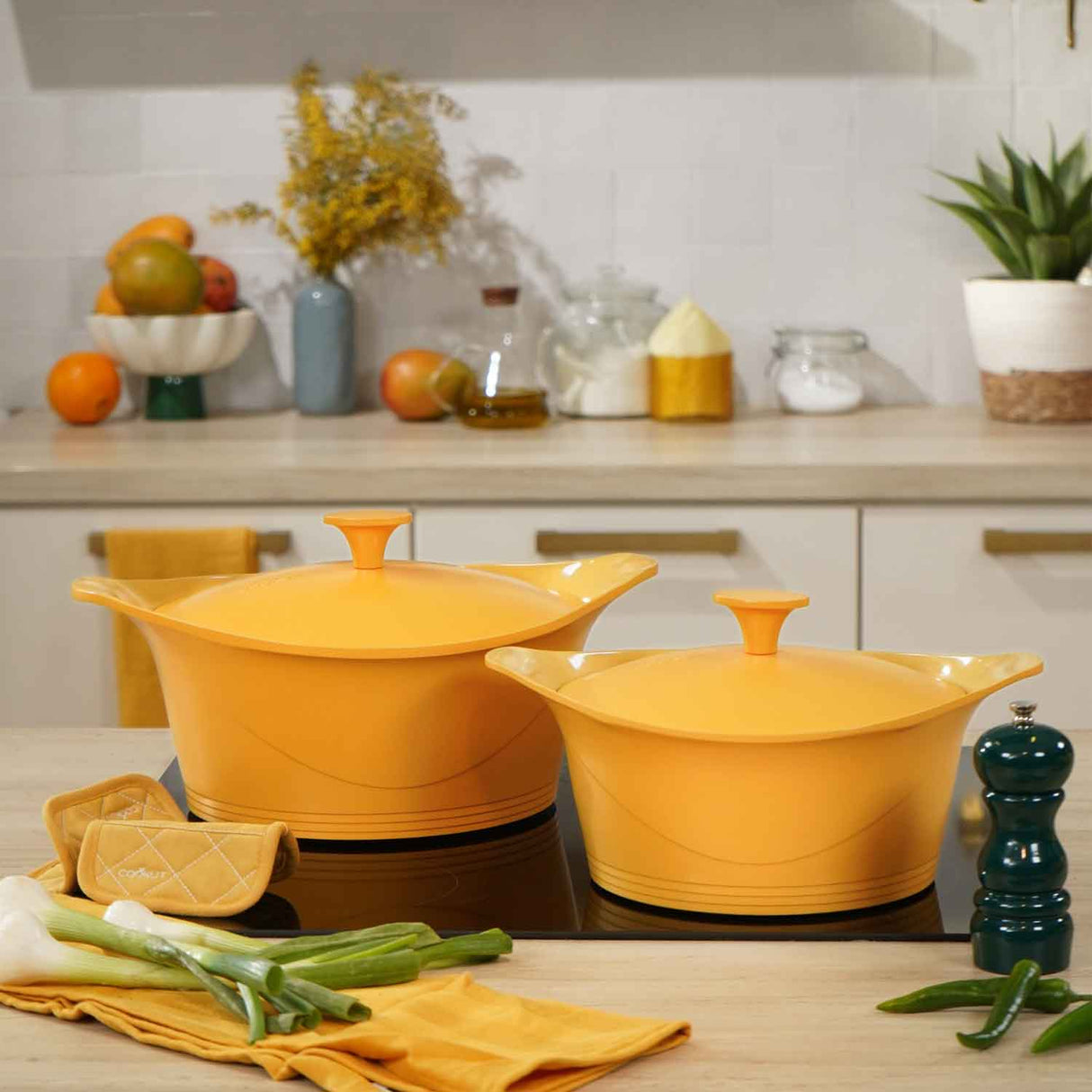 COOKUT L'Incredibile Cocotte in Metallo 24cm Giallo Mango con Pomello e Presine