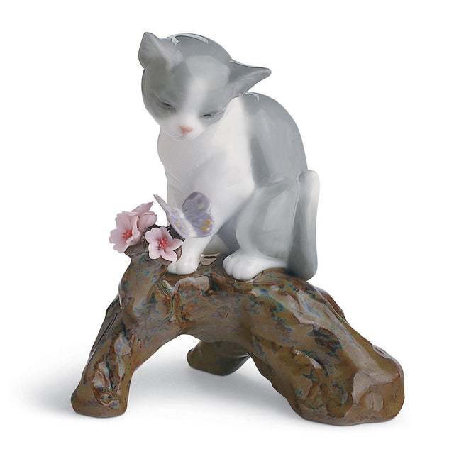 Statuina gattino con farfalla Lladrò in porcellana 10x9 cm
