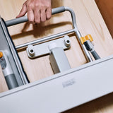 JOSEPH JOSEPH Set Pulizia Casa 4 Pezzi con Organizer e Asta Telescopica Grigio Pietra 61x47 cm